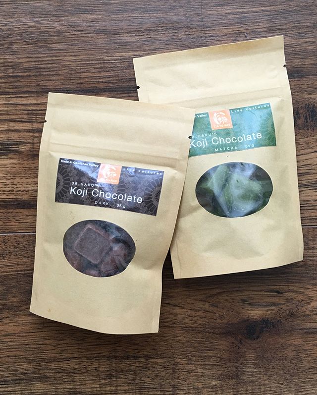 Happy Market Day! Found something new and right up my alley: koji sweetened chocolate courtesy of new to me Cultu-Rice (I don’t think they are on instagram). Started by a Japanese doctor who turned to natural healing - I met him today 👋🏻 Koji is used as a starter in most fermented Japanese products. And the chocolate was delicious ✔️ gut healthy ✔️ and vegan ✔️ #anotherreasontolovevictoriaislocalvendorslikethese .
.
.
.
.
.
.
.
.
#macrobiotic #vegan #local #market